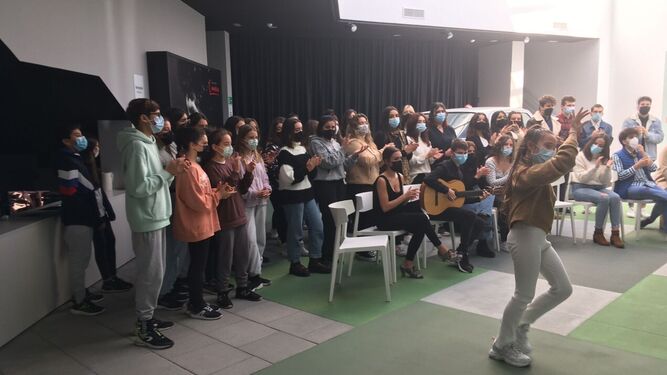 Alumnos de los institutos Las Salinas y el Jorge Juan cantan y bailan un villancico en el Museo Camarón.