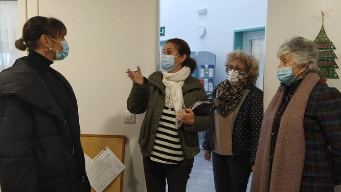 La concejala de Podemos, Teresa Porras, visita las instalaciones de Afede en Fadricas.