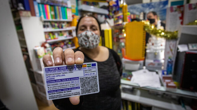 Patricia Sola muestra una maqueta de la tarjeta con el certificado covid que realizan en Impresionante.