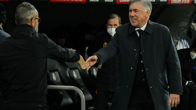 Saludo entre Cervera y Ancelotti antes del partido.