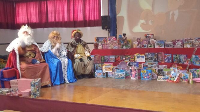 Los Reyes Magos, junto a parte de los juguetes recogidos en el CEIP Quintanilla, el año pasado.
