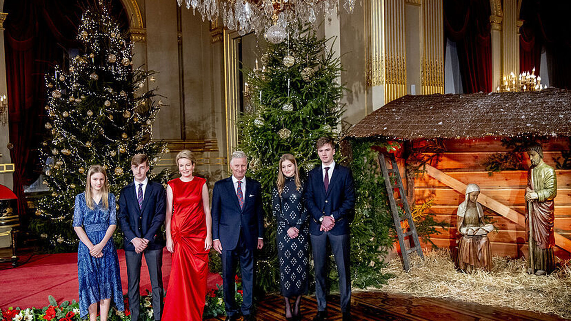 Los reyes Felipe y Matilde de B&eacute;lgica posan vestidos de gala junto a sus cuatro hijos en palacio.