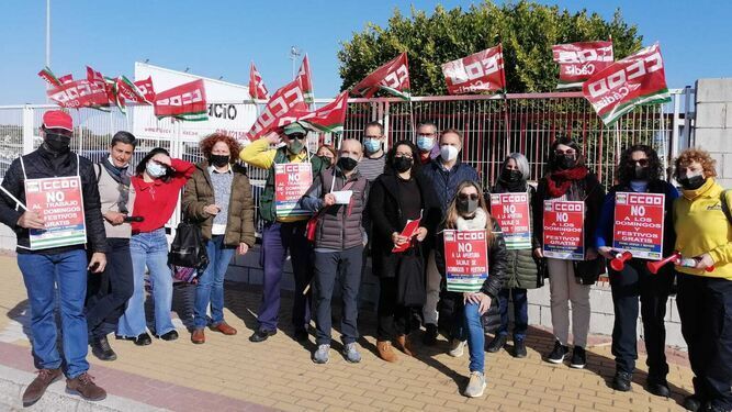 El PSOE de El Puerto se sumó a la concentración de los trabajadores de Mackro.