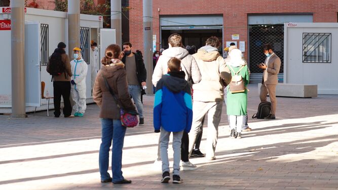 Gente haciendo colas para hacerse una PCR en Barcelona.