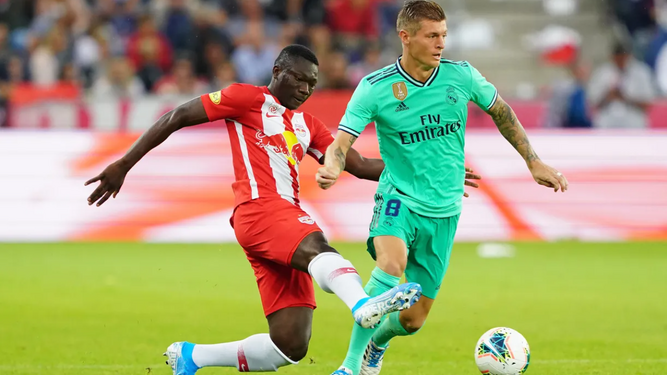 Youba Diarra pugna con Toni Kroos en un partido entre el Salzburg y el Real Madrid.