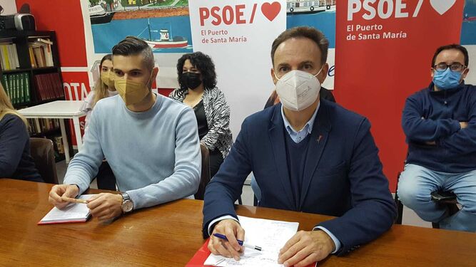El PSOE de El Puerto, durante el balance del año realizado recientemente en su sede.