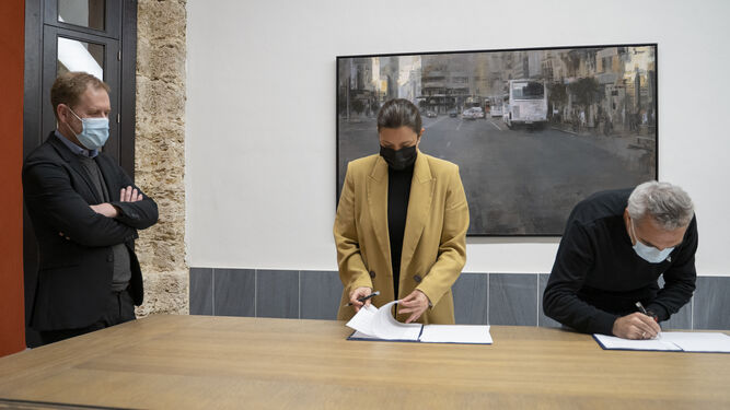 Patricia Cavada y Francisco Javier Pérez Guirao firman el convenio entre Ayuntamiento y Amede.
