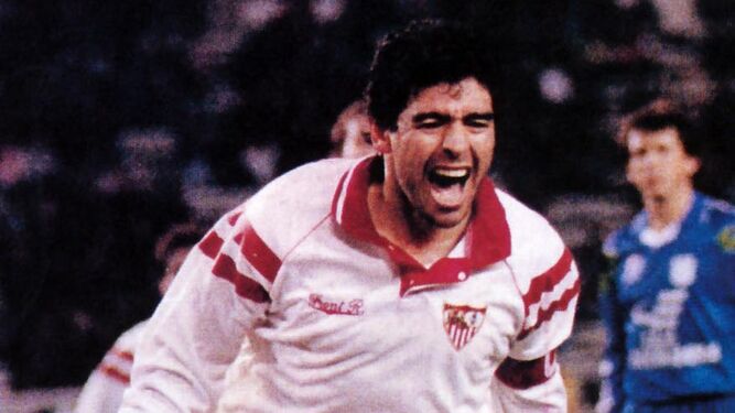 Maradona celebra un gol como capitán del Sevilla.