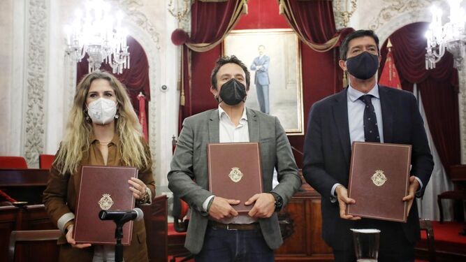 Ana Mestre, José María González 'Kichi' y Juan Marín, con  los documentos de cesión tras la firma.