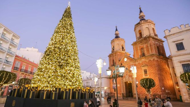 Una imagen del centro de San Fernando adornado por Navidad.