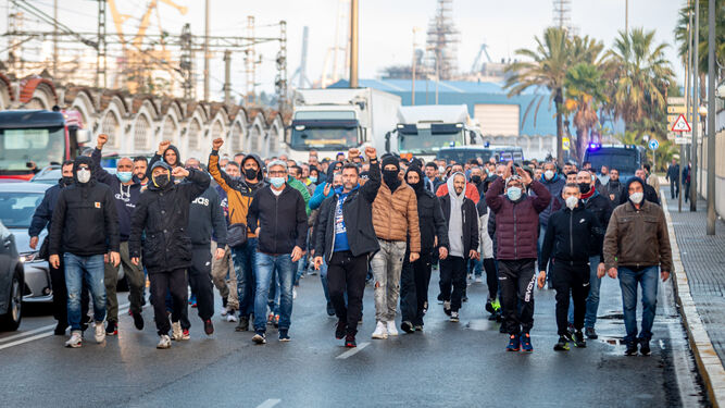 Trabajadores del metal durante una de las protestas de la huelga en Cádiz
