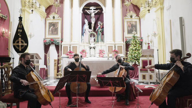 El ensemble de violonchelos Juan Ruiz-Casaux, en el concierto en la Capilla del Santísimo Cristo de la Vera Cruz.