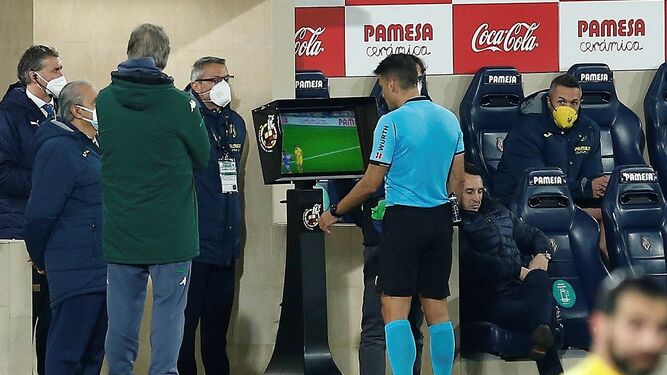 Gil Manzano revisa una jugada en el monitor durante un partido.