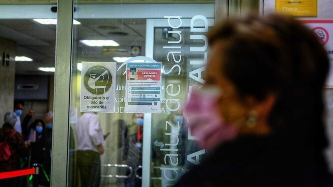 Una mujer con mascarilla en la entrada del hospital Puerta del Mar de Cádiz