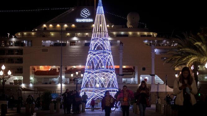 Árbol de Navidad de luces instalado frente al Muelle de Cádiz.