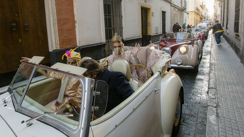 En imágenes: Los Reyes Magos recorren los barrios de Cádiz