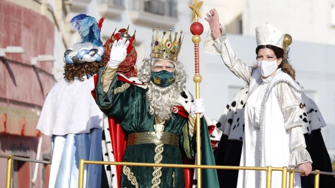 El Rey Melchor y la Estrella de la Ilusión, saludando en las calles de Rota.