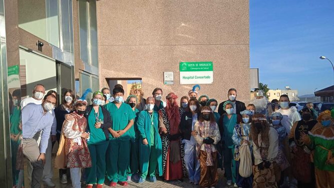 Sus majestades los Reyes Magos y su comitiva a las puertas del hospital comarcal, con personal sanitario .
