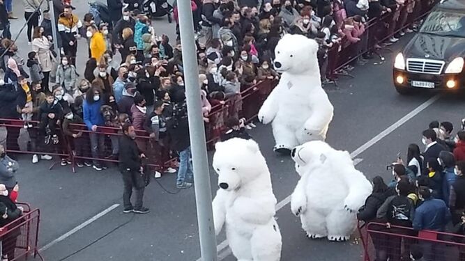 El oso del cuello roto, a la derecha, en la cabalgata de Reyes Magos de 2022.