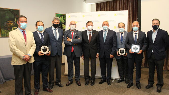 Todos los premiados posan alrededor del ministro de Agricultura, Luis Planas, en el 15º Symposium  Nacional de Sanidad  Vegetal.