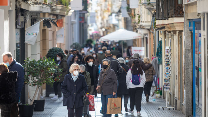 Gente de compras en la calle Columela.