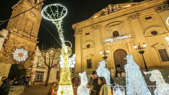 La Plaza Mayor de Chiclana iluminada con motivo de la Navidad.
