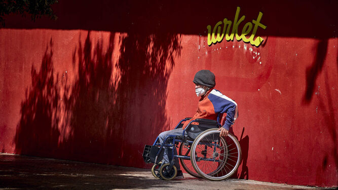 Un hombre en silla de ruedas en la capital gaditana.