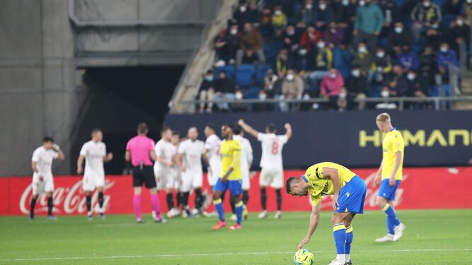 Desolación cadista tras el gol del Sevilla en el reciente duelo andaluz.