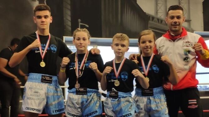 Participantes isleños en el 'European Challengue Muay Thai Kids', con sus medallas.
