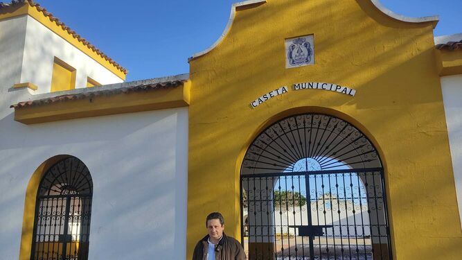 Juan Carlos Sanz, junto a la actual caseta municipal del recinto de Las Banderas.