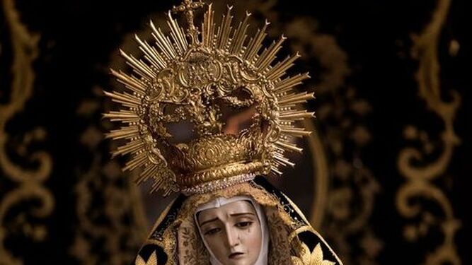 La corona sustraída, sobre la imagen de la Soledad de María Santísima de Sanlúcar.