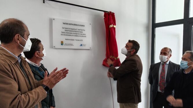El alcalde, Javier Pizarro, descubre la placa que recordará esta inauguración.