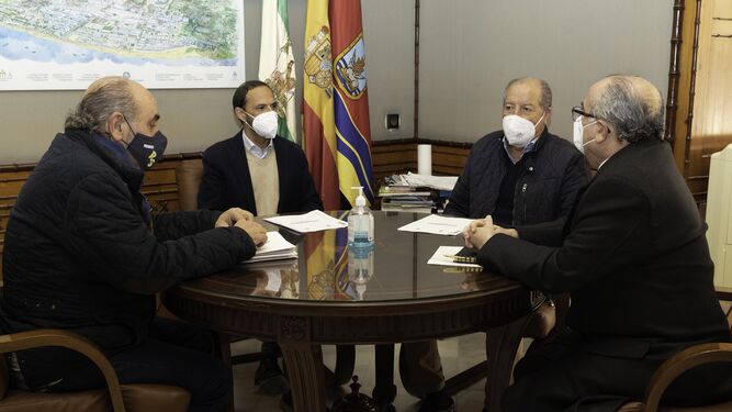 El alcalde de Sanlúcar y el presidente del Consejo Local de Hermandades y Cofradías, reunidos en el Palacio Municipal.