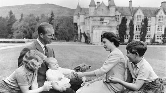 Isabel II y el duque de Edimburgo con sus hijos Carlos, Ana y Andrés de bebé.