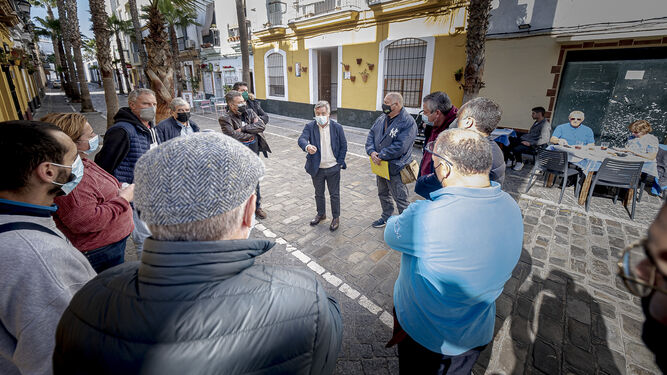 El concejal socialista Óscar Torres, reunido con los hosteleros de la calle de La Palma.