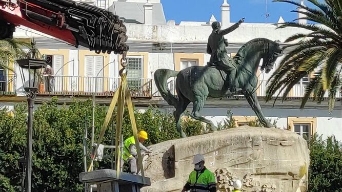 Un operario empieza a retirar los sillares de piedra del pedestal de la estatua ecuestre de Varela.