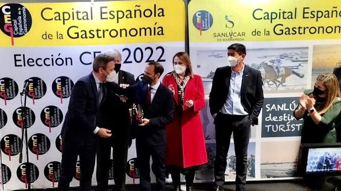 El alcalde de Sanlúcar, Víctor Mora, recoge el reconocimiento de la localidad como Capital Española de la Gastronomía
