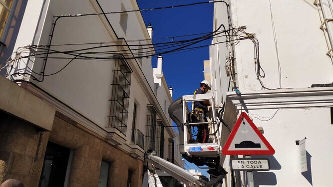 Trabajos para modificar la altura del cableado de la calle Sánchez Cerquero.