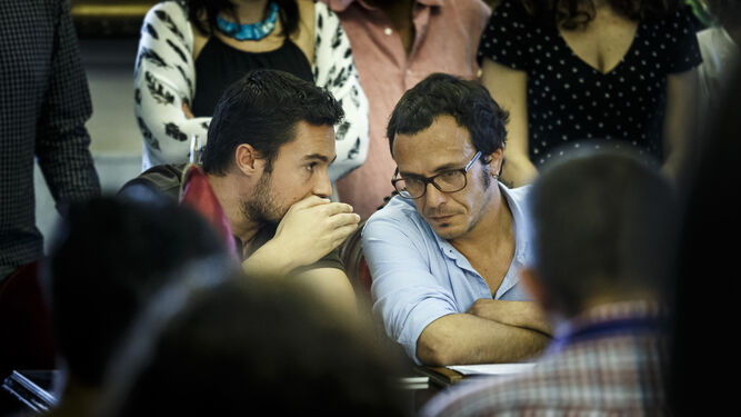 Martín Vila le habla al alcalde en una rueda de prensa.