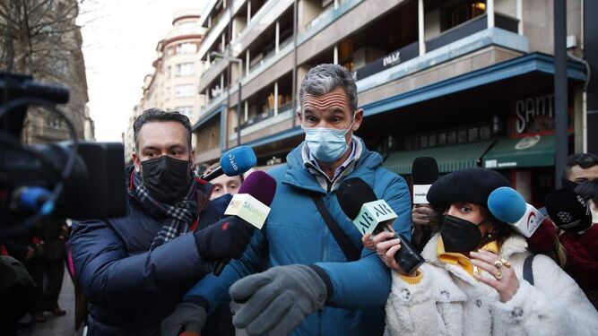 Iñaki  Urdangarín, rodeado de periodistas, el jueves a su salida del bufete en el que trabaja.