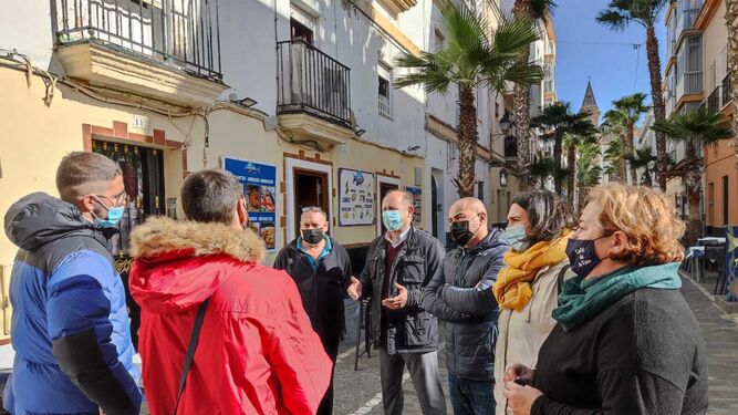 Juancho Ortiz y otros concejales del PP, reunidos con los hosteleros de la calle de La Palma.