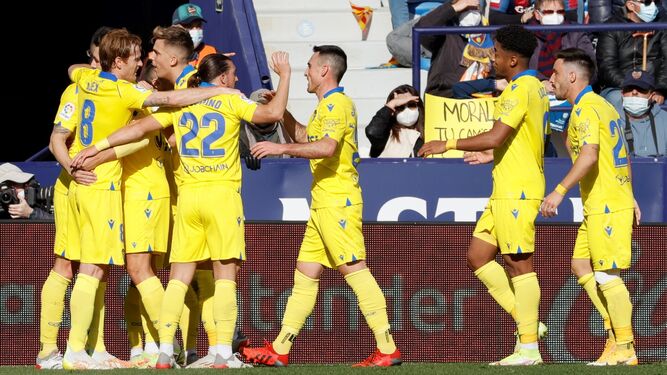 Los jugadores del Cádiz celebran uno de los goles en su partido contra el Levante.