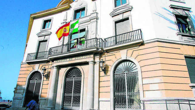 Fachada principal de la Audiencia Provincial de Cádiz, en una imagen de archivo.