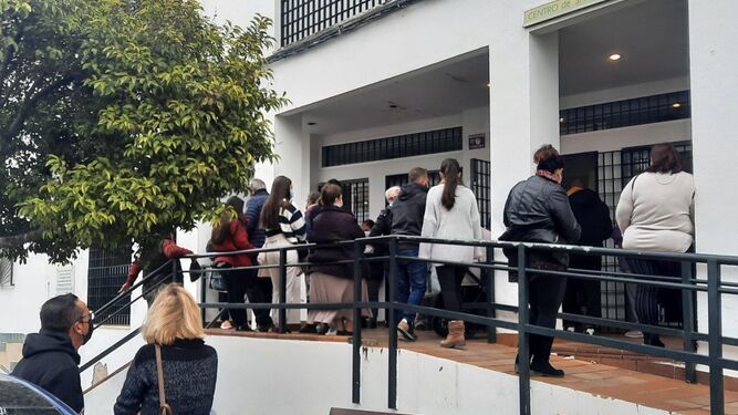 Personas esperando a las puertas del centro de salud Padre Salado, en una imagen de archivo.
