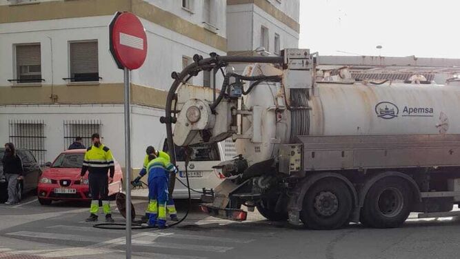Un camión de Apemsa y varios trabajadores tuvieron que intervenir en el desatasco en El Tejar.