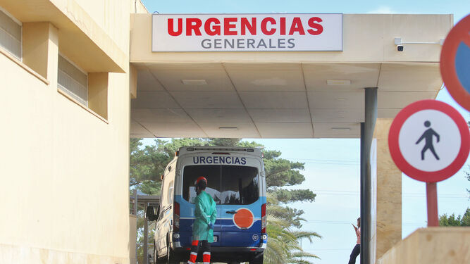 Una ambulancia en la puerta de urgencias del Hospital de Torrecárdenas de Almería