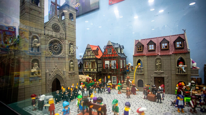 Detalle de una parte del diorama medieval con Playmobil en el escaparate de El Trastero de Kike, con la Catedral como edificio destacado.