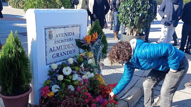 Rota rindió homenaje a Almudena Grandes el pasado 28 de noviembre, un día después de su fallecimiento, en la avenida que lleva su nombre en la localidad.