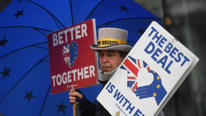 Un hombre porta carteles contra el Brexit