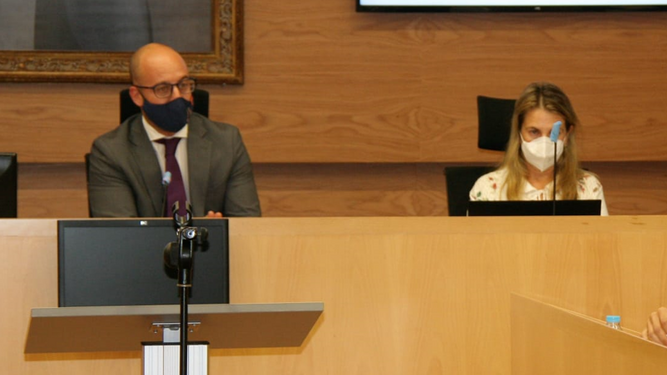 La interventora municipal, en un pleno de octubre de 2020 junto al alcalde, Germán Beardo.